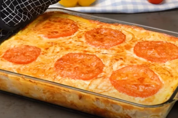 AKO SPREMITE OVAKO PILETINU ODMAH ĆE VAS ZAPROSITI: Ovo je najsočniji recept za zapečeno jelo koje ćete ikad probati!