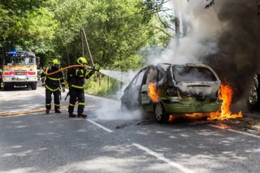 DVA VOZILA IZGORELA U POŽARU NA PALILULI: Vatra se proširila i na okolne automobile!