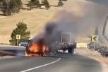 JEZIVI PRIZOR: Automobil progutala vatra usred bela dana, dramatična scena na autoputu! (VIDEO)