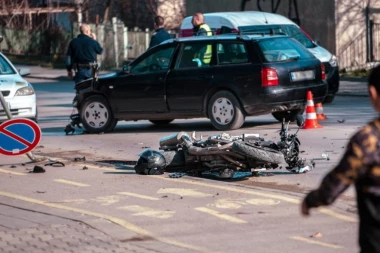 TEŠKA SAOBRAĆAJKA: Motociklista (47) teško povređen nakon udesa u Velikoj Moštanici!