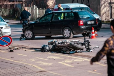 TEŠKA SAOBRAĆAJKA: Motociklista (47) teško povređen nakon udesa u Velikoj Moštanici!