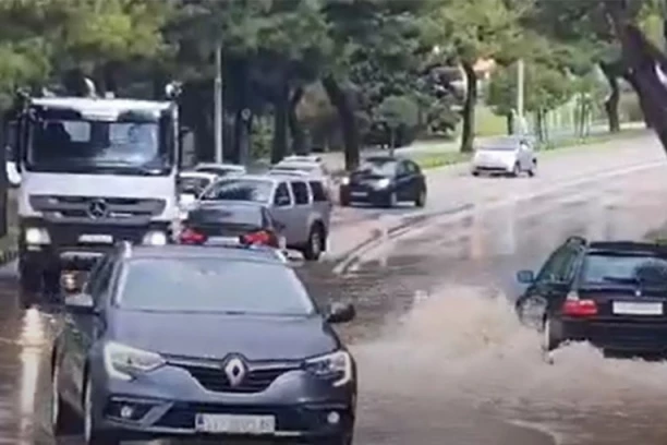 SNAŽNO NEVREME POGODILO HRVATSKU! Split izbombardovan ledenicama, olujni oblak visine 7 KM zavio celu Dalmaciju u MRKLI MRAK!