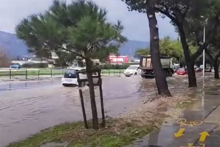 SNAŽNO NEVREME POGODILO CENTRALNU DALMACIJU: Split izgleda kao da je pod snegom, neke ulice su poplavljene, u Zadru od grada stradali mnogi krovovi! (VIDEO)