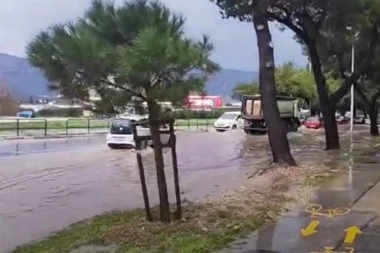 SNAŽNO NEVREME POGODILO CENTRALNU DALMACIJU! Split izgleda kao da je pod snegom: Neke ulice su poplavljene, u Zadru od grada stradali mnogi krovovi! (VIDEO)