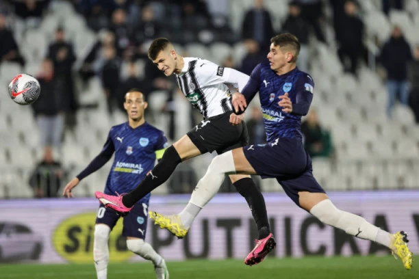 PARTIZAN SLAVIO U HUMSKOJ! Crno-beli u Baždarevoj "režiji" preuzeli PRVO MESTO pred VEČITI DERBI!