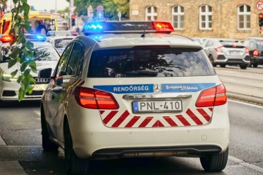 HOROR U KOMŠILUKU: Majka učenice brutalno tukla i šutirala njenu vršnjakinju kod dvorišta škole: ''Ti ćeš da bi mi biješ dete, sad ću creva da ti prospem!''