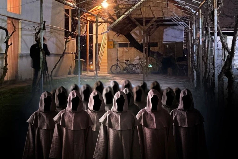 BILI PRIPADNICI SEKTE "FAMILIJA", DECI DALI OTROV PA SKOČILI SA SOLITERA U NOVOM SADU?! Kesica sa misterioznim prahom nađena ispred praga kuće - OVO JE BIO DEO RITUALA?! (FOTO)