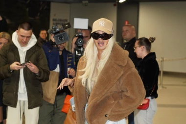 LJUDI IZ SVETSKOG ŠOUBIZNISA SU PREPOZNALI MOJ RAD! Karleuša po dolasku u Srbiju sumirala utiske sa revije u Parizu! (VIDEO)