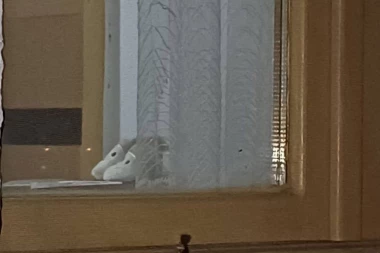 OSTALE SAMO MALE BELE PAPUČICE! Detalj u kući posle ubistva dvoje mališana u Petrovaradinu tera suze na oči!
