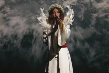 IDEJU ZA NASTUP NAŠLA U CRKVI! Evo kako je Breskvica osmislila kostim!  U jednom mestu u Srbiji postoji freska u narodnoj nošnji! (FOTO)