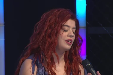 DRAMA U FINALU PESME ZA EVROVIZIJU: Takmičarka saznala da se njenoj BAKI SLOŠILO kod kuće!