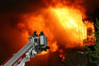 STRAVIČAN POŽAR U NOVOM SADU! Vatrogasne ekipe na terenu, u toku je evakuacija stanara stambene zgrade!