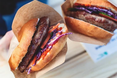 ŽENA PORUČILA PLJESKAVICU, A ONDA JE OVAJ DEO NAŠLA U NJOJ: Svi su ostali nemi, POLICIJA je odmah došla!