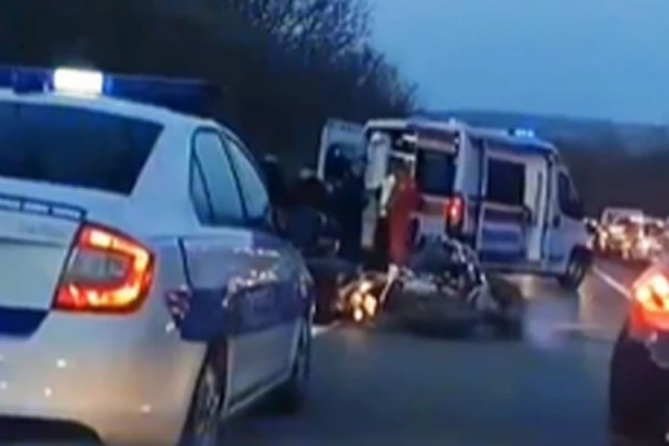 OBOREN MOTOCIKLISTA KOD MLADENOVCA! Na terenu policija i Hitna pomoć, a zbog udesa su se stvorile i velike gužve! (VIDEO)