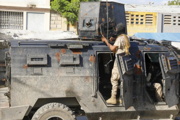 PAKAO NA HAITIJU, KRIMINALNE BANDE KIDNAPUJU I UBIJAJU: Većina od 4.000 zatvorenika pobeglo iz zatvora u Port-o-Prensu, avio-kompanije obustavile letove! (FOTO/VIDEO)