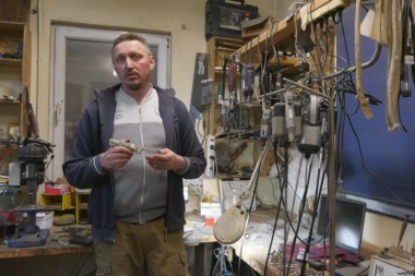 SAŠA IZ NOVIH KARLOVACA PRAVI NOŽEVE OD ZUBA MAMUTA! Njegovo oružje traži se i u svetu! (FOTO)