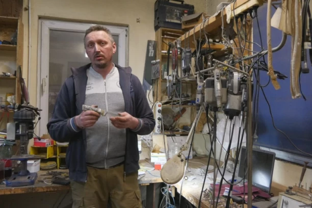 SAŠA IZ NOVIH KARLOVACA PRAVI NOŽEVE OD ZUBA MAMUTA! Njegovo oružje traži se i u svetu! (FOTO)