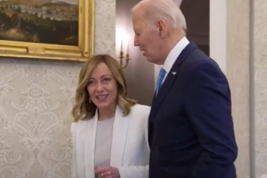 KAKAV JE SAD OVO POLJUBAC? Novi gaf Džoa Bajdena šokirao sve! Prišao premijerki Italije, zagrlio je i uradio najluđu stvar (VIDEO)