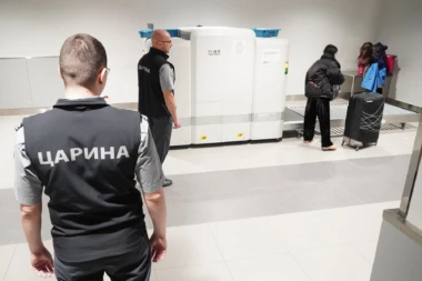 CARINICI PRIMETILI MNOŠTVO SUMNJIVIH KUTIJICA: Kada su otvorili prtljag zaprepastili su se - pokušala da prokrijumčari 28.000 evra u mobilnim telefonima! (FOTO)