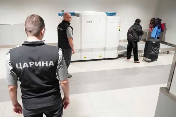 CARINICI PRIMETILI MNOŠTVO SUMNJIVIH KUTIJICA: Kada su otvorili prtljag zaprepastili su se - pokušala da prokrijumčari 28.000 evra u mobilnim telefonima! (FOTO)