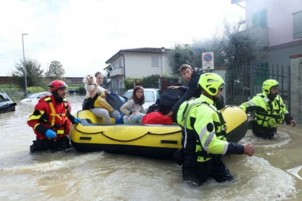 U SEKUNDI SE SVE PROMENILO! Jaka kiša i uragan paralisao zemlju! Kiša lije kao iz kabla, u 13 delova zemlje na snazi je ŽUTI meteo alarm (VIDEO)