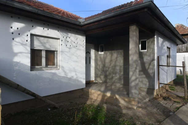 OVO JE KUĆA U BAČKOM PETROVCU U KOJOJ JE ODRASLA MAJKA KOJA JE UBILA DECU U NOVOM SADU Jeziva tišina ispred porodičnog doma!