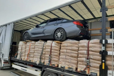 OVO NISTE VIDELI NI U FILMOVIMA:  Kamion pokušao da prošvercuje ceo BMW ispod cerade u Gornjem Milanovcu!