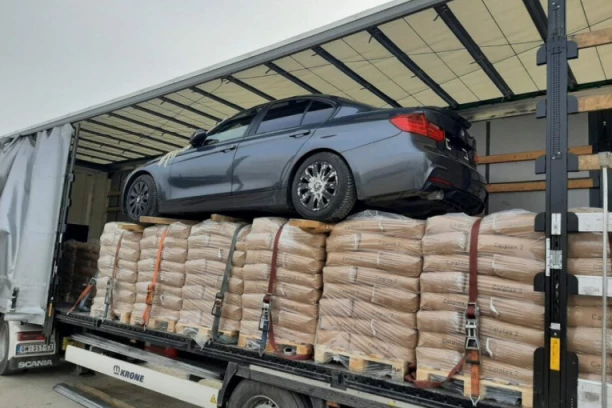 OVO NISTE VIDELI NI U FILMOVIMA:  Kamion pokušao da prošvercuje ceo BMW ispod cerade u Gornjem Milanovcu!