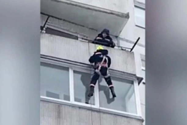 RUSKI SPECIJALCI U AKCIJI: Komšije čule vapaje osmogodišnjeg dečaka za pomoć! Dečak (8) bio bez hrane, majka ga zaključala (VIDEO)