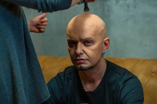 OVO JE PEVAČ KOJI JE OPERISAO ŽAN KLOD VAN DAMA: Pevam Šemsine pesme dok operišem, sem kad radim vaginalnu rinoplastiku - tada ne pevam!