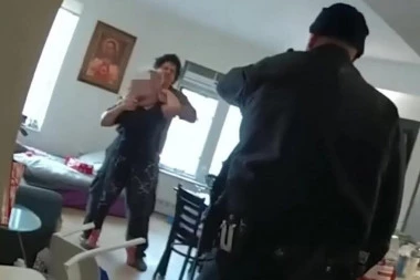 "PUCAJ ILI ĆU DA JE UBIJEM" Policija ispalila HITAC U GLAVU pomahnitalog mladića koji je golim rukama davio majku (UZNEMIRUJUĆE)