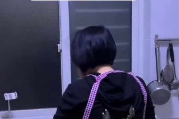 PRIPREMALA JE RUČAK, I NE SLUTEĆI ŠTA JOJ SE ZAKAČILO ZA LEĐA: Ukućani nisu mogli da dođu sebi od šoka! (VIDEO)