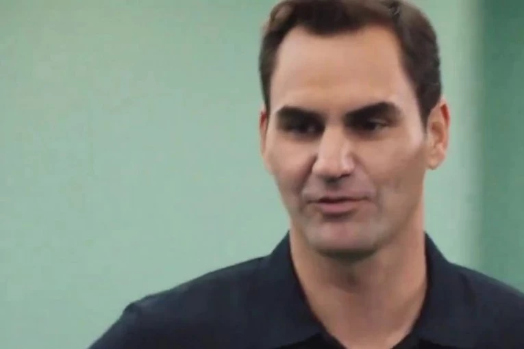 NEZAPAMĆENI BLAM! Federer IZGUBIO od klinke koja ima OSAM GODINA! Ovo je bila Rodžerova REAKCIJA kada ga je ZVEKNULA u međunožje (VIDEO)