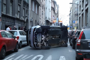 FOTOGRAFIJE SA LICA MESTA! Automobil završio na boku u centru Beograda! Vatrogasci seku vozilo da izvuku vozača! (FOTO)