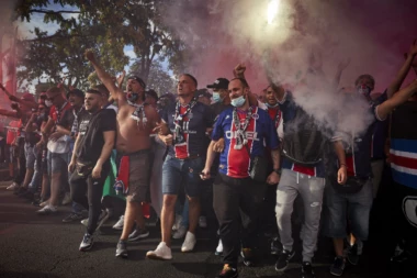 POLICIJA SPREČILA TOTALNI HAOS! Pogledajte kakvim BODEŽIMA i PALICAMA su nameravali da se sukobe navijači PSŽ i Sosijedada!