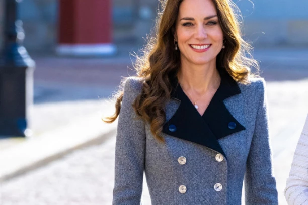 "IZVINJAVAM SE!" Oglasila se Kejt Midlton nakon povlačenja sporne fotografije iz medija i objasnila kako je došlo do konfuzije (FOTO)