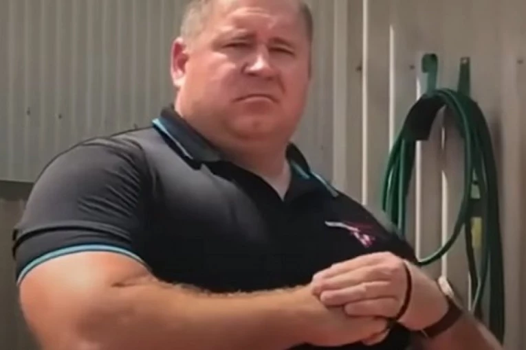 UZNEMIRUJUĆI SNIMAK! ČOVEK PO IMENU ZLO: Video nepoznatu decu da mu se kupaju u bazenu i evo šta im je uradio! (VIDEO)