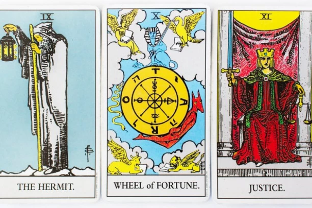 IZABERITE KARTU I SAZNAJTE ŠTA VAS ČEKA U LJUBAVI DO KRAJA GODINE: Jedna označava KRAJ, druga LJUBAV kao iz filmova!