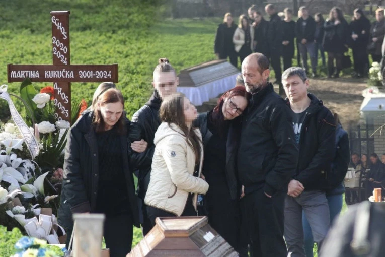 BAKA I DEKA PRVI PUT VIDELI UNUKA U KOVČEGU! Potresne scene sa sahrane Martine, Arosa i Ehosa u Bačkom Petrovcu: Sa mezimicom nisu bili u kontaktu ZBOG LAVA I SEKTE!