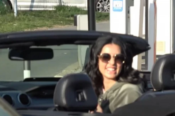 U OVOJ BESNOJ MAŠINI TANJU SAVIĆ VOZI DEČKO PILOT: Skupoceni automobil stigao direktno iz Amerike! (GALERIJA)