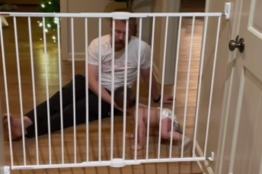 TATA JE JEDVA INSTALIRAO ZAŠTITNU OGRADICU U KUĆI: Beba je za samo nekoliko sekundi smislila kako da prođe! (FOTO+VIDEO)