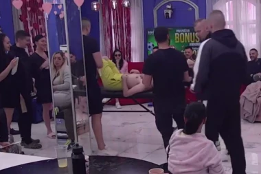 UČESNIK ELITE ISPUŠTA KRIKE OD KOJIH PODILAZI JEZA: Skinuli ga, pa ga ZASKOČILI pred kamerama! ŠOK (FOTO)