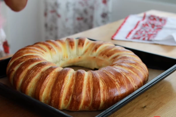 RECEPT ZA JOGURT POGAČU: Unutra MEKANA, spolja HRSKAVA, oduševiće sve!