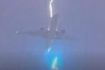 STRAVA NA NEBU: Avion prilikom poletanja POGODIO GROM! Sevnulo je kao nikad pre, a evo kako je sve izgledalo (VIDEO)