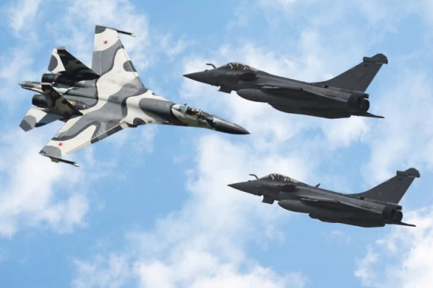 RUSKI I FRANCUSKI LOVAC OČI U OČI IZNAD CRNOG MORA! Isplivala JEZIVA istina - evo ŠTA bi se desilo kada bi se sukobili Su-27 i Rafal!