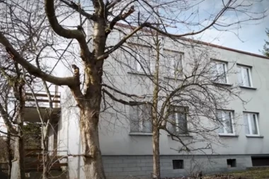 NEZAPAMĆEN HOROR UZNEMIRIO JAVNOST: Muškarac u stanu držao leš pokojne majke, jedna stvar zaprepastila istražitelje (VIDEO)