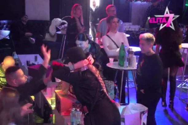 VELIKI ŠEF IZNENADIO DAME ŽURKOM ZA 8. MART: Šokirale su se kad im je ON za Dan žena zapevao "Odlazim, a volim te" (FOTO)