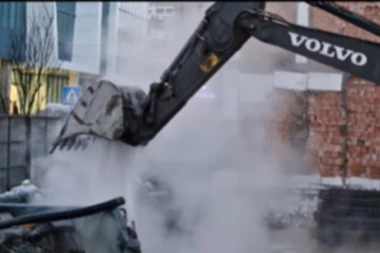 VODA SE DOGLA ČAK 10 METARA UVIS! Kašika od bagera je zaustavila! (VIDEO)