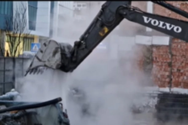 VODA SE DOGLA ČAK 10 METARA UVIS! Kašika od bagera je zaustavila! (VIDEO)