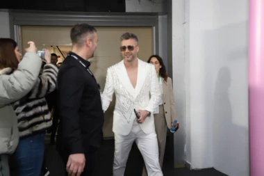 SUPRUGA BOJANA LEXINGTONA STIGLA U ARENU, DECA SPREMNA ZA SPEKTAKL: Pevač će se rasplakati kad ih bude ugledao!